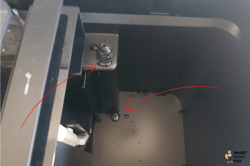 Der Wasseraustritt am Frischwassertank der Ecovacs Deebot X1 OMNI Reinigungsstation ist in der Nahaufnahme zu sehen